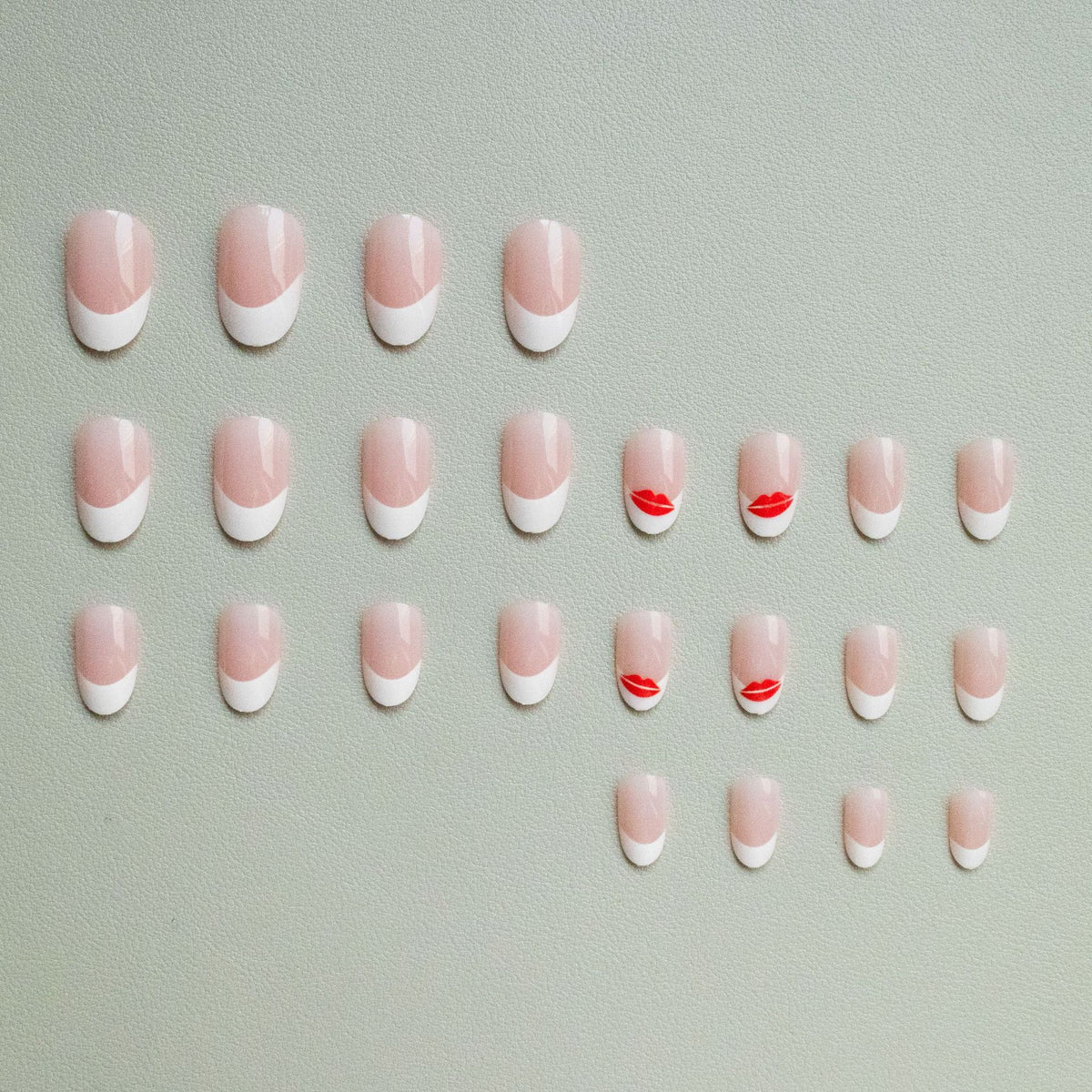Künstlerisches French Tip Nagelkunst-Set mit Kiss-Design