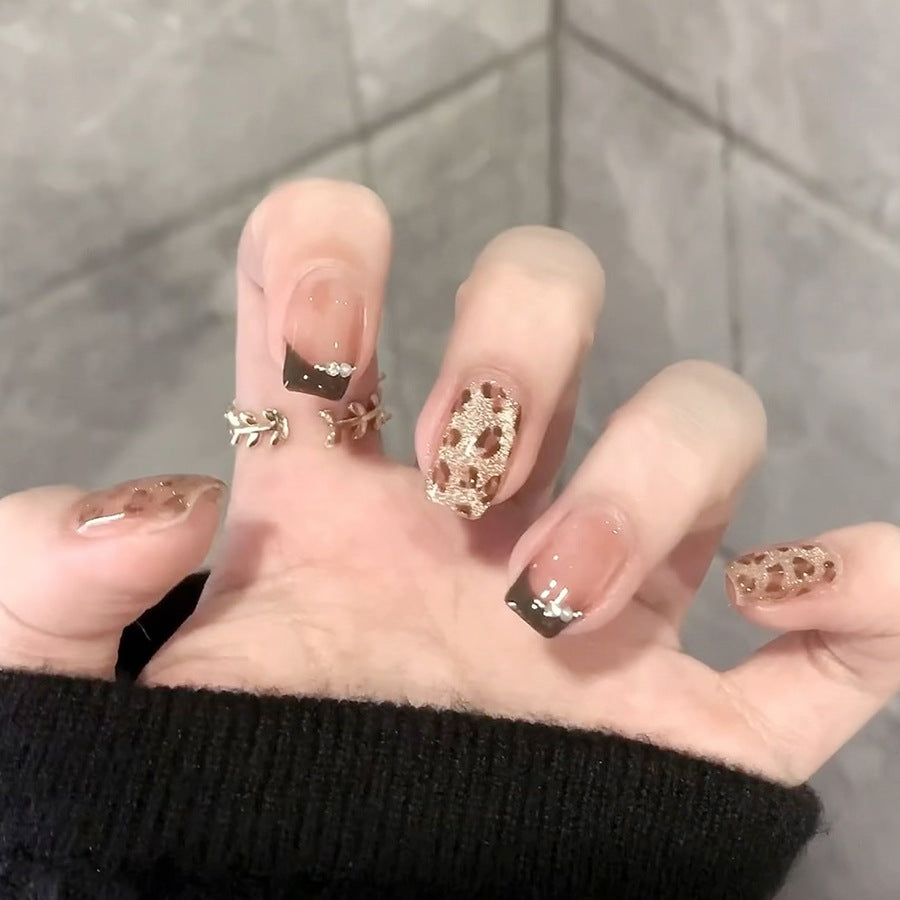 Kunstvolle Nagelkunst mit filigranen Verzierungen Brehn