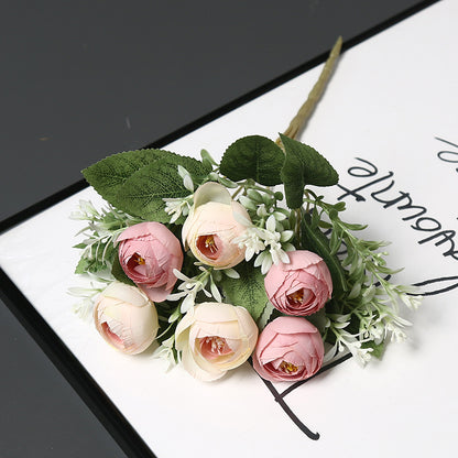 Dekorative Blumenarrangement für die Innendekoration