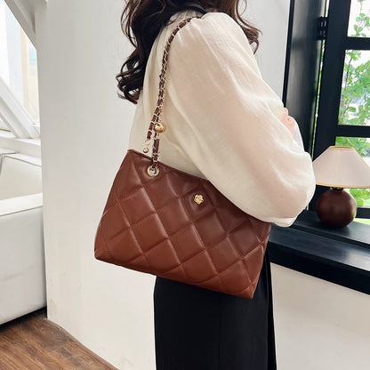 Gepolsterte Handtasche mit Kettengriffen