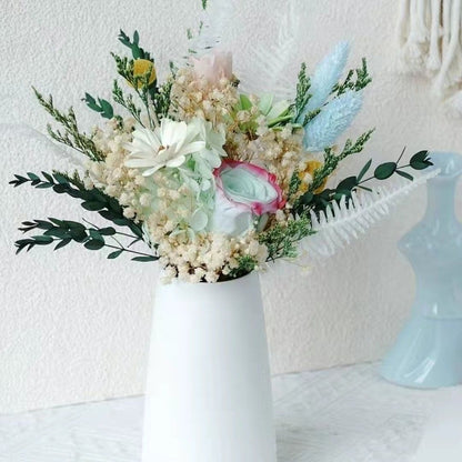 Lebensechte botanische Blumenanordnung
