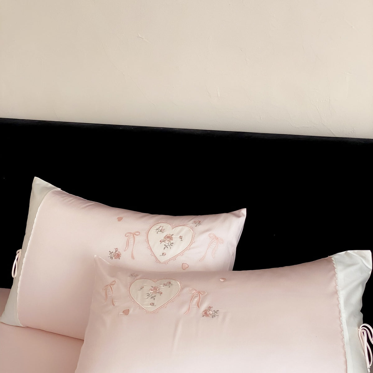 Luxuriöses satinbesticktes Herz-Kissenbezug-Duvet-Cover-Set mit dekorativem Bolster und Kissenbezügen