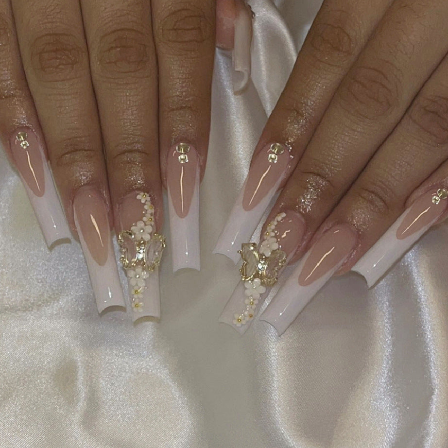 Luxus Press-On Nagelkunst mit floralen Akzenten Brehn
