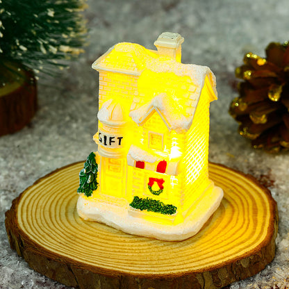 Beleuchtetes Weihnachtsdorfhaus mit festlicher Dekoration Brehn