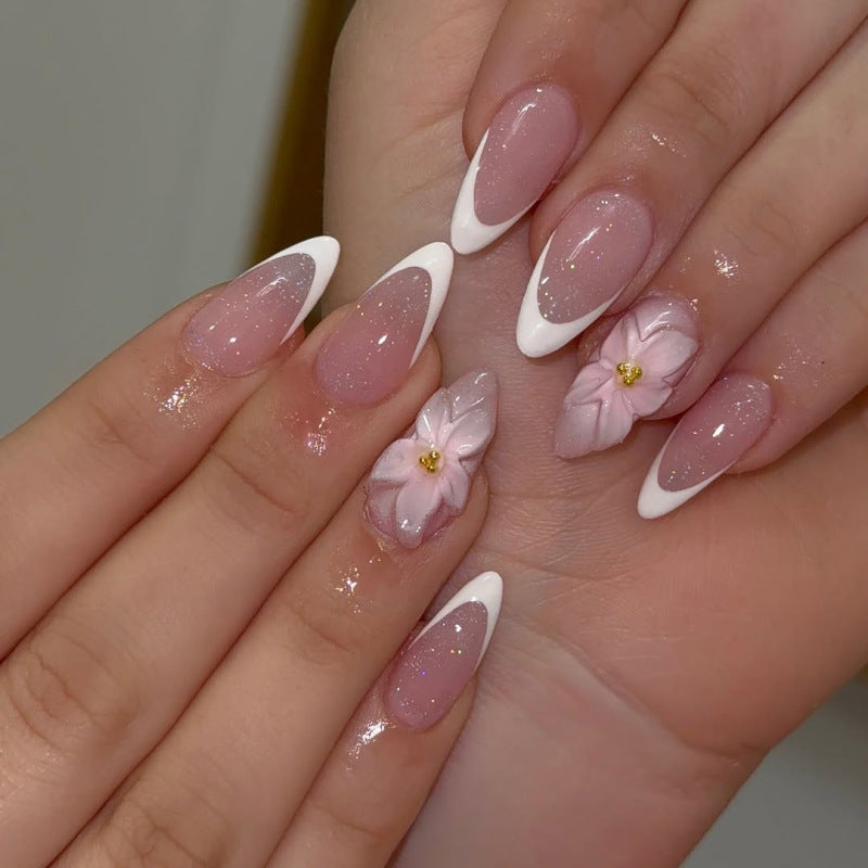 Kunstvolle French-Tip Nagelverlängerungen mit Blumenakzenten Brehn