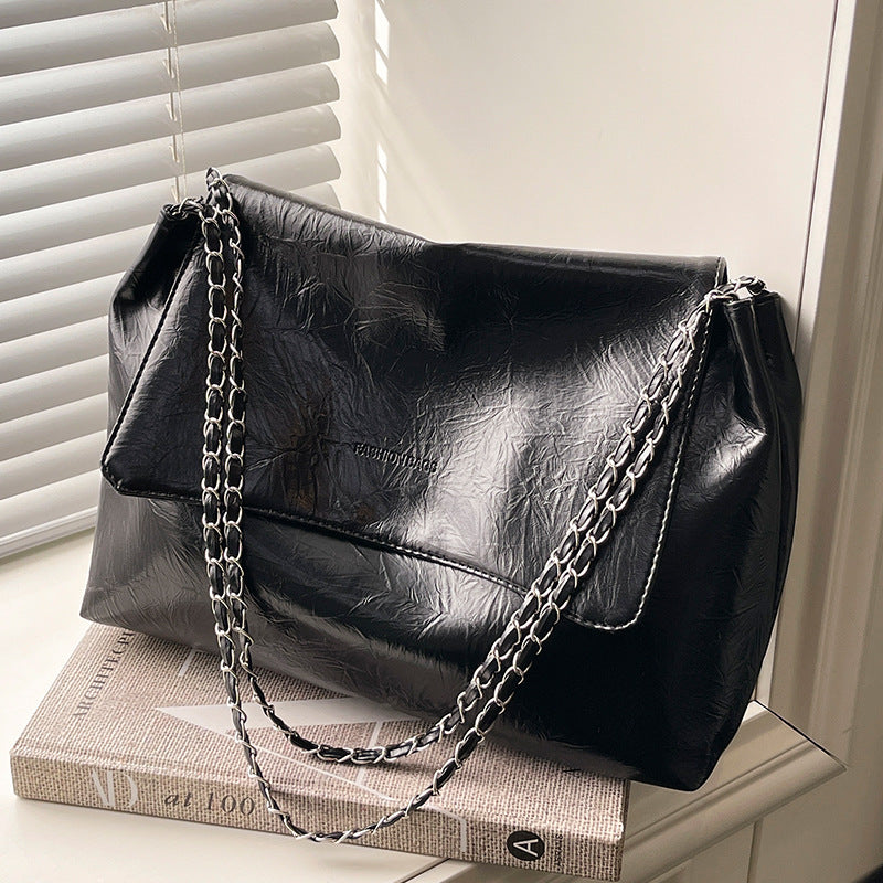 Schultertasche mit Kettenverzierung