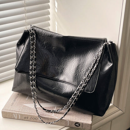 Schultertasche mit Kettenverzierung