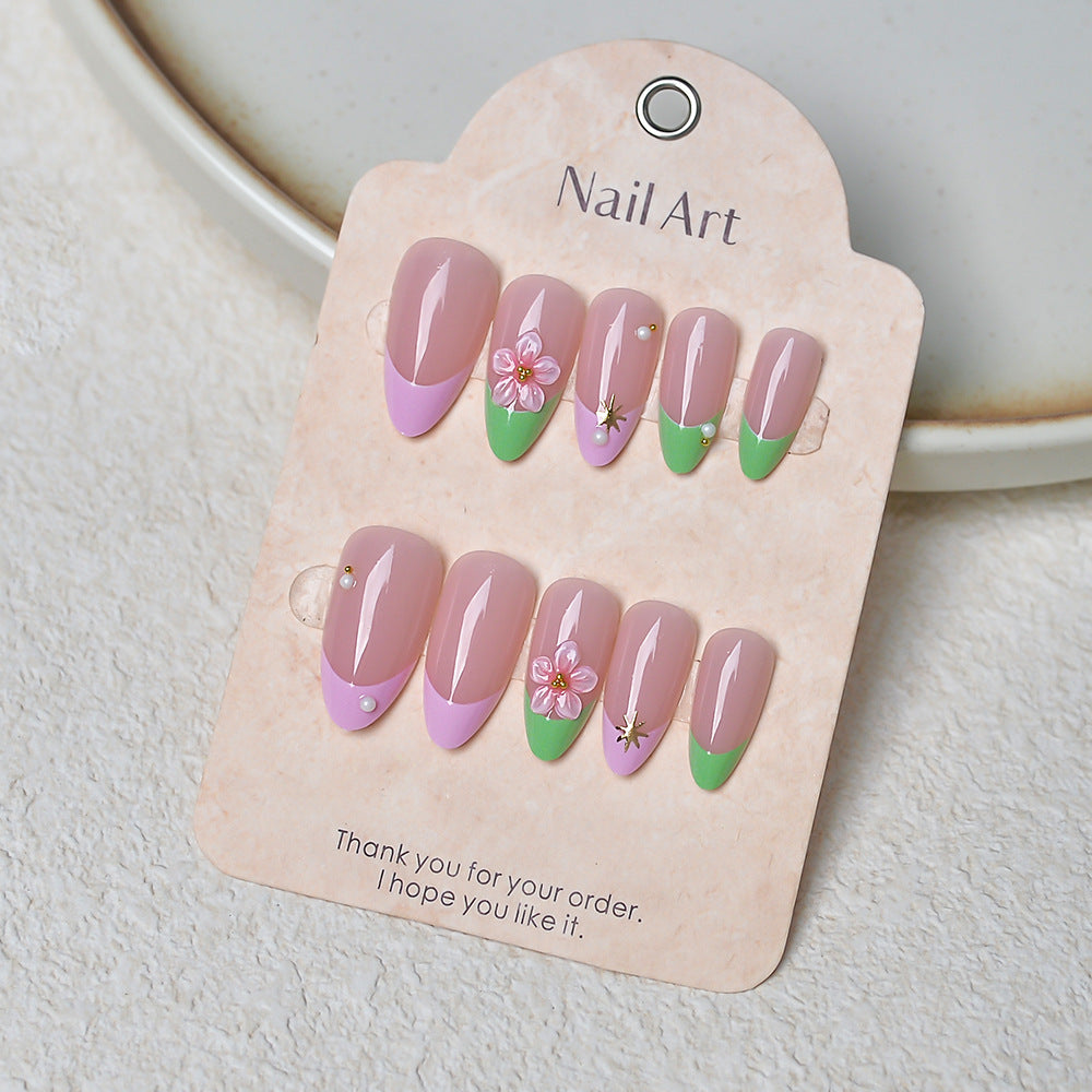 Eleganter mit Blumenakzenten verzierter Press-On-Nagelset Brehn