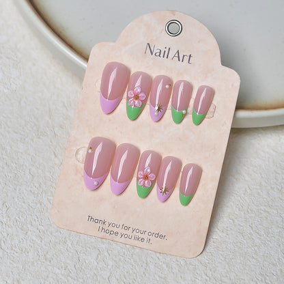 Eleganter mit Blumenakzenten verzierter Press-On-Nagelset Brehn