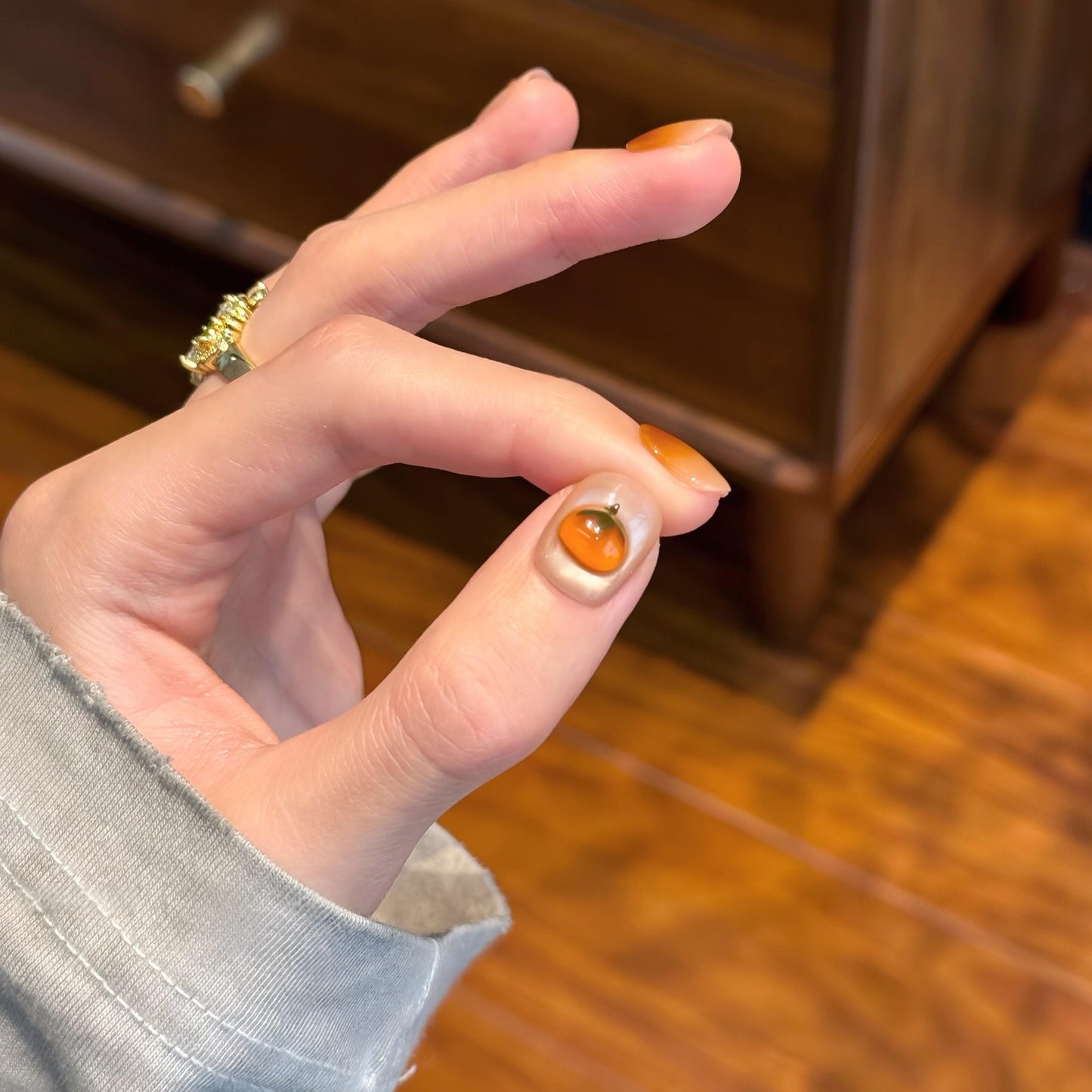 Kunstnägel Im Eleganten Ombre-Look mit Floralem Akzent Brehn