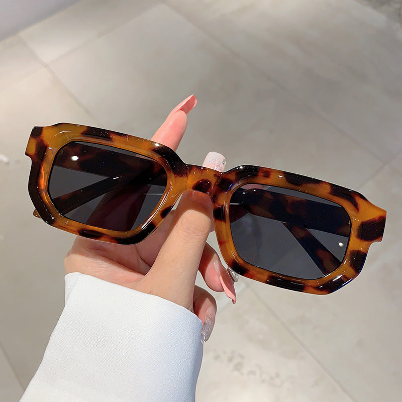 Damen moderne Sonnenbrille im innovativen Rechteckdesign Brehn