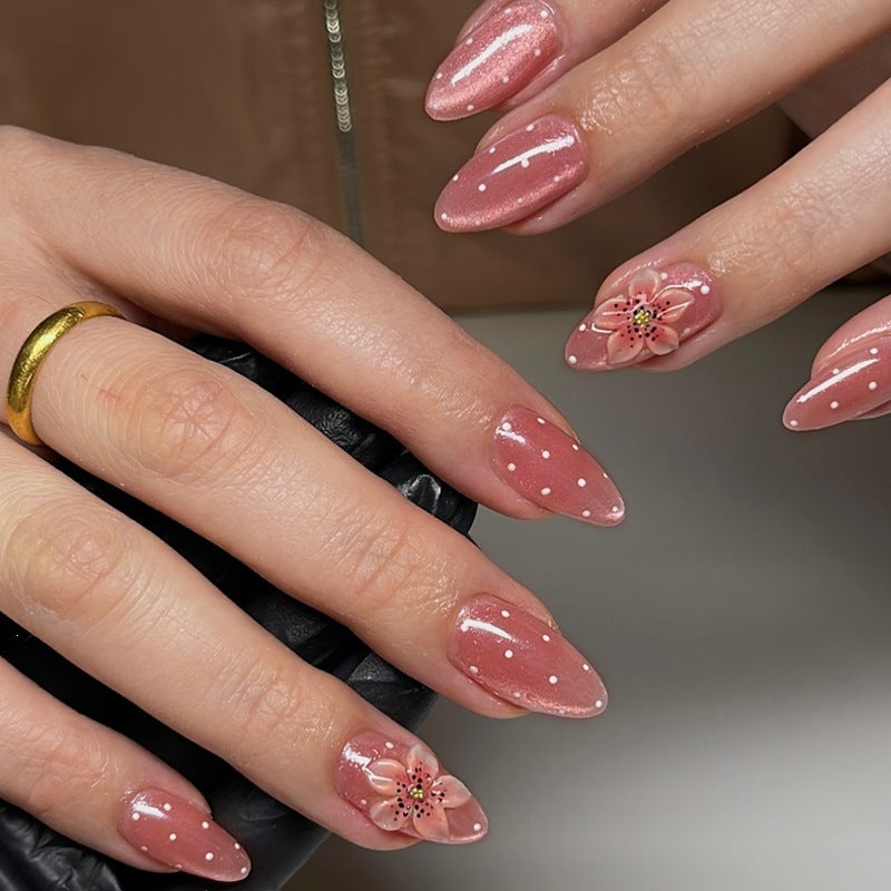 Kunstnagelset mit glamourösem Glitzer-Design und floralem Akzent Brehn