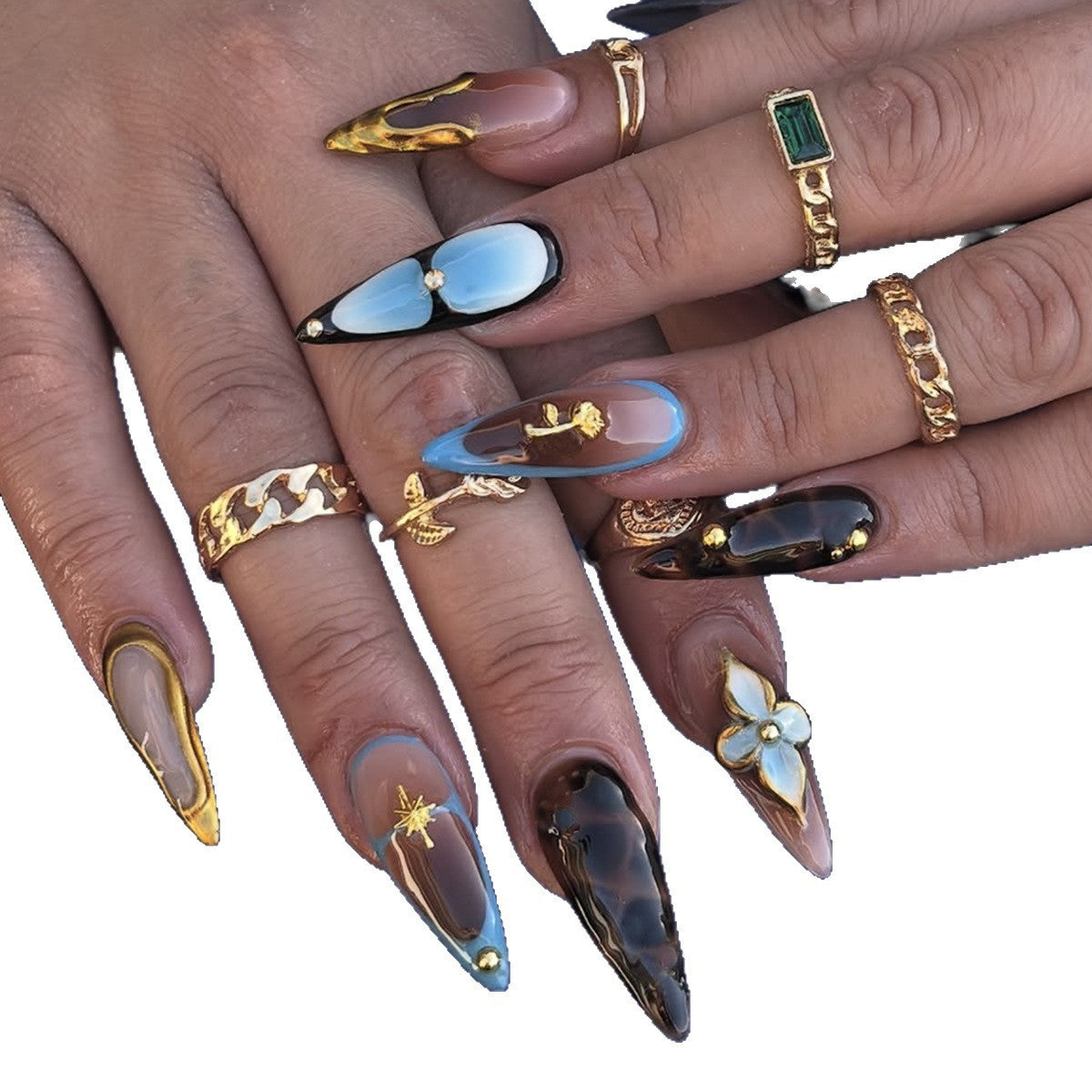 Kunstnagelset mit luxuriösem Gold-Design und floralen Akzenten Brehn