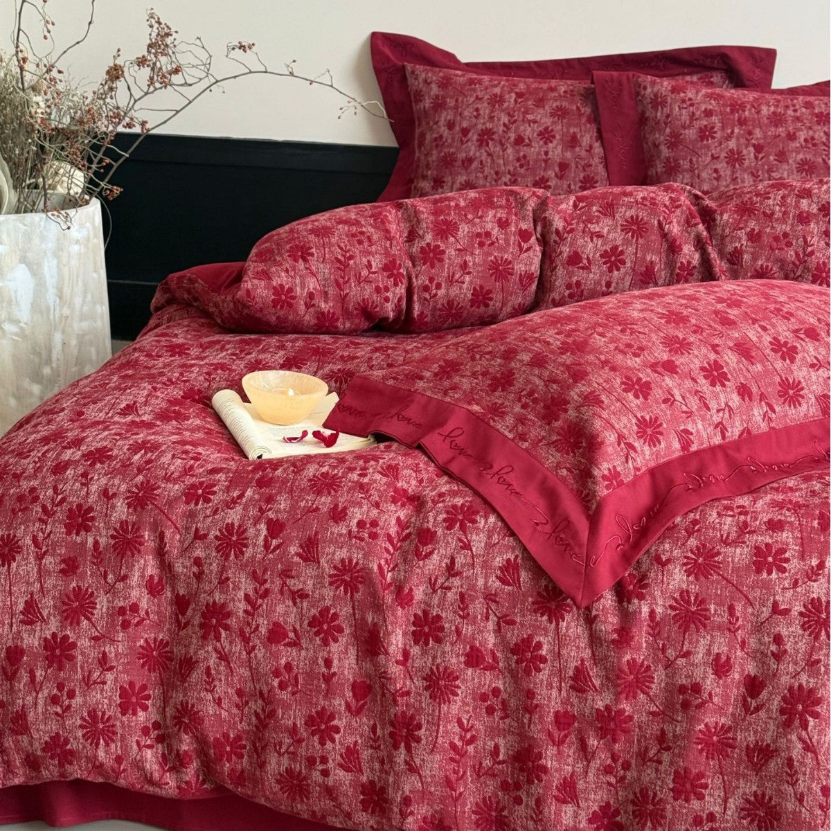 Premium-Baumwoll-Bettwäschegarnitur mit gewebtem Blumenmotiv und eleganter Umschlagkante