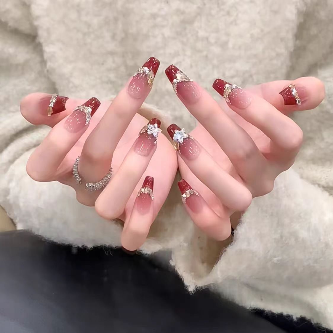 Dekorative mit Strass verzierten Nagel Kunst Brehn