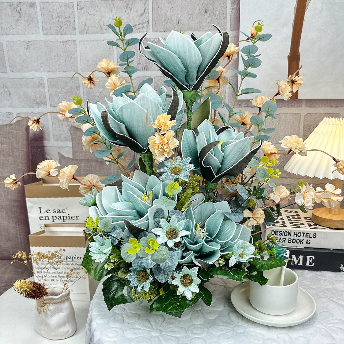 Elegantes lebensechtes Blumenarrangement für die Innendekoration