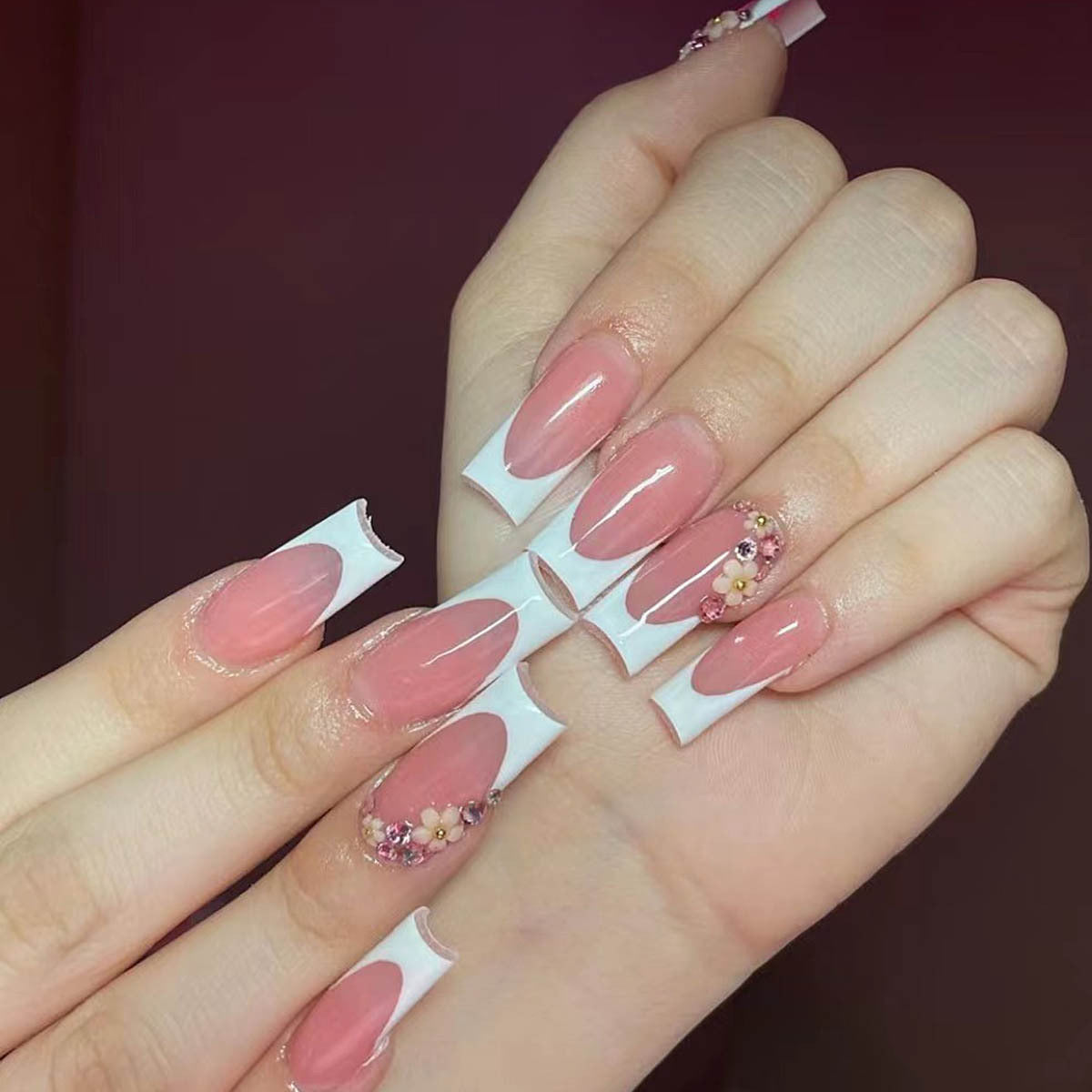 Kunstnagelset mit eleganten Blumendekoren und transparentem Finish Brehn