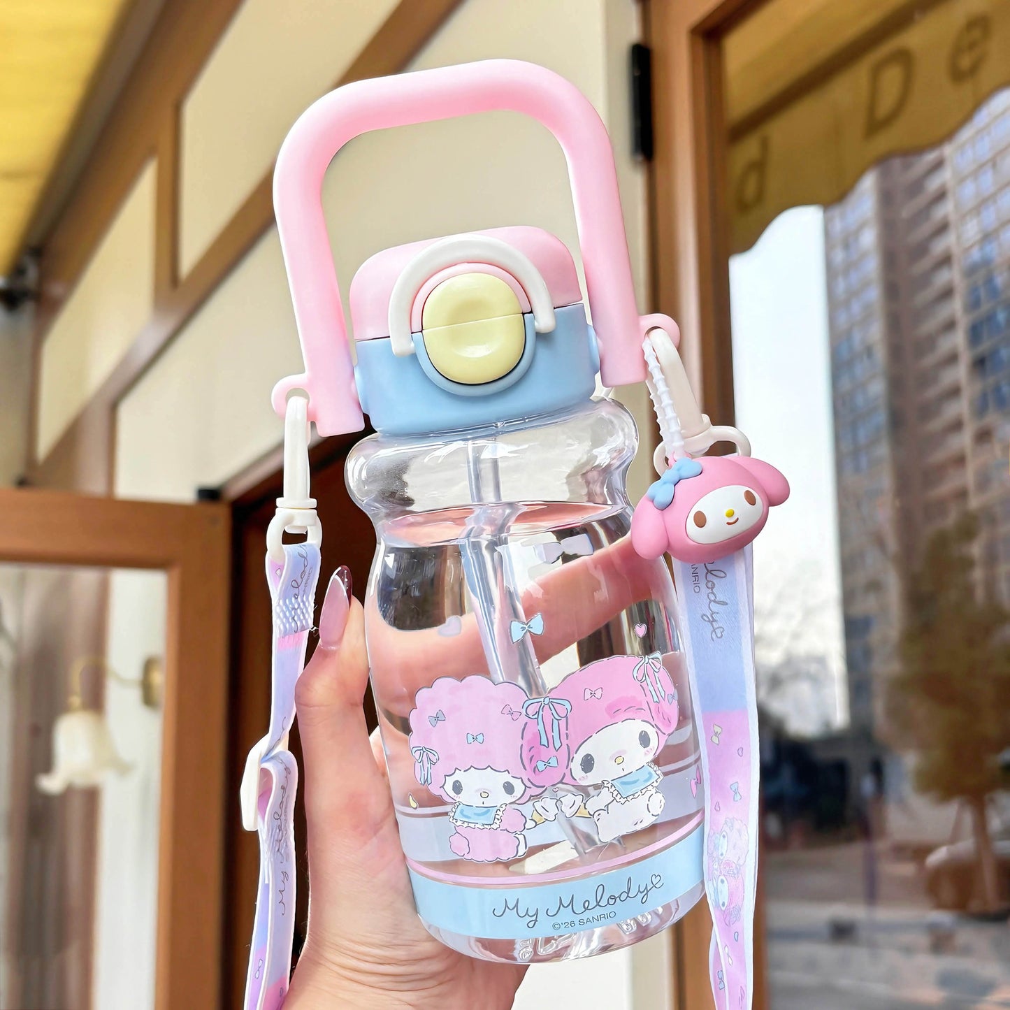 Damen Trinkflasche mit hochwertigem Silikon-Tragegriff und verspieltem Charakterdesign Brehn