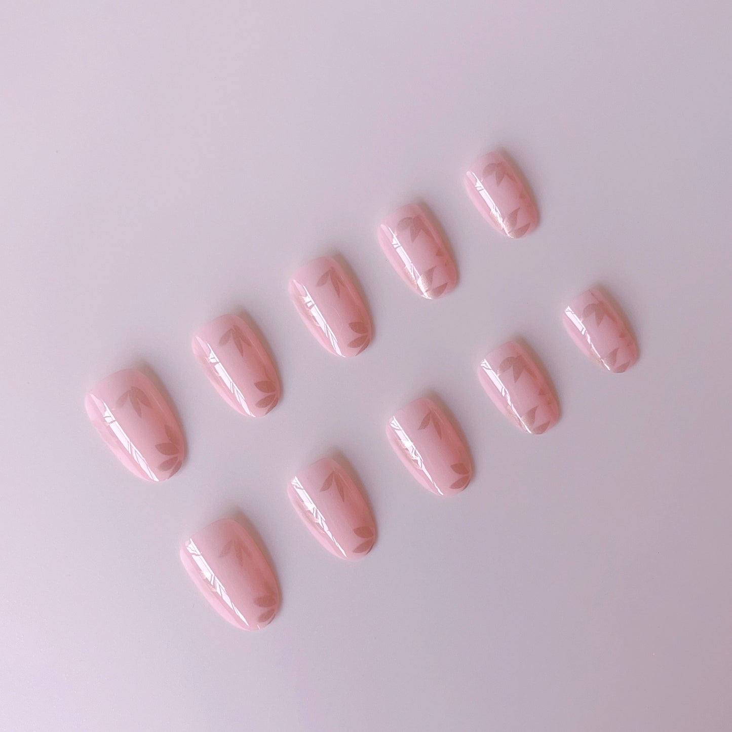 Kunstnagelset mit elegantem Blatt-Design Brehn