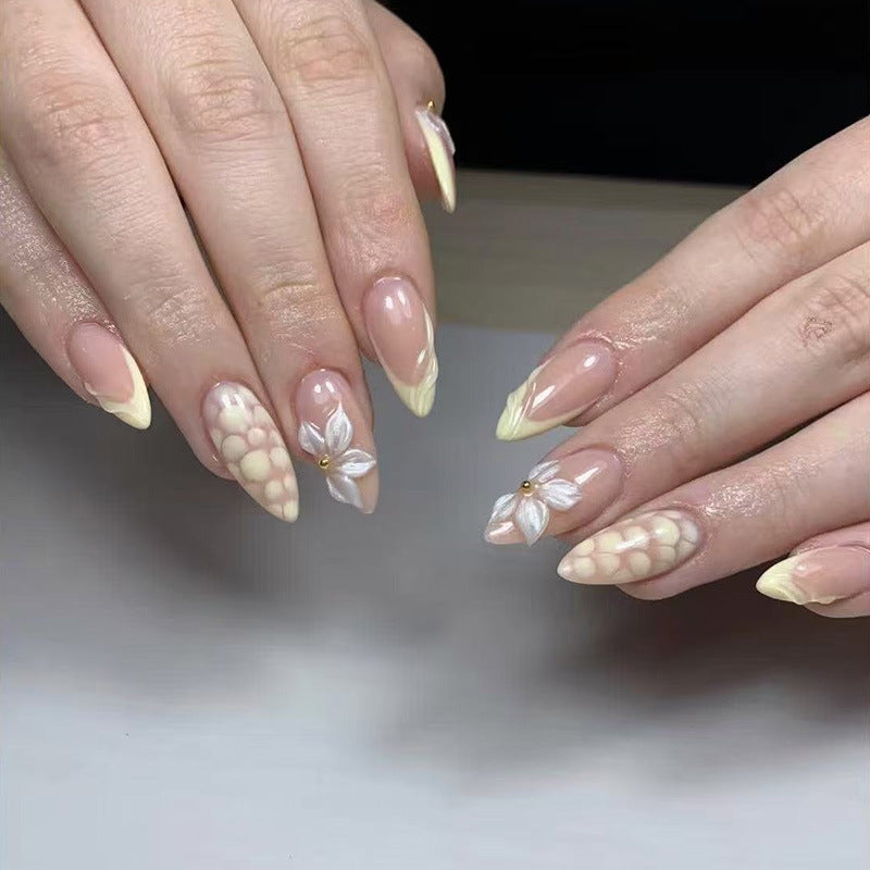 Künstlerisch von Blumen inspirierte Nagelverlängerungen Brehn