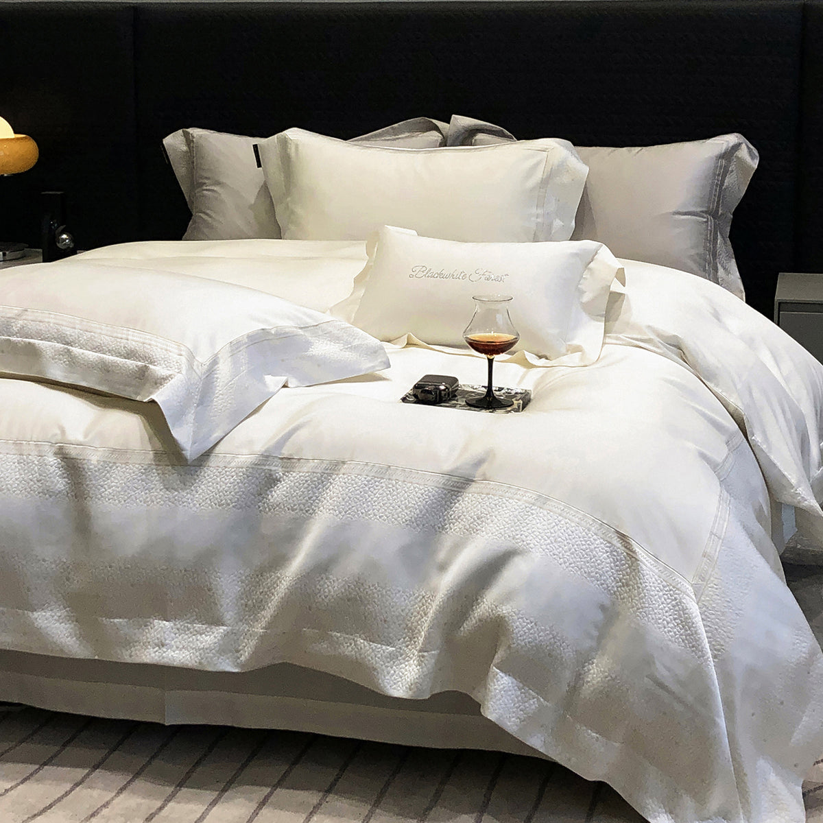 Premium-Baumwollsatin-Bettwäschegarnitur mit strukturierter Matelassé-Bordüre und Hotelverschluss