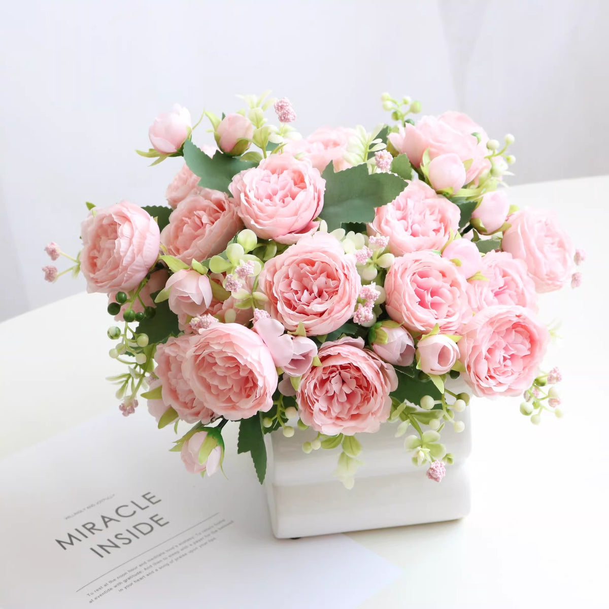 Künstliche Blumenanordnung