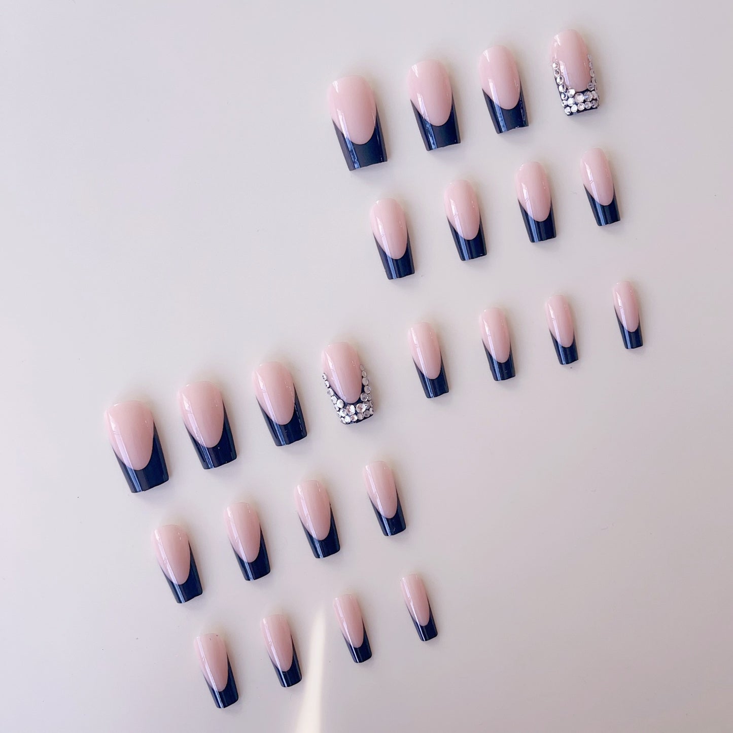 Kunstnagelset mit luxuriösem French Design und funkelnden Strassverzierungen Brehn