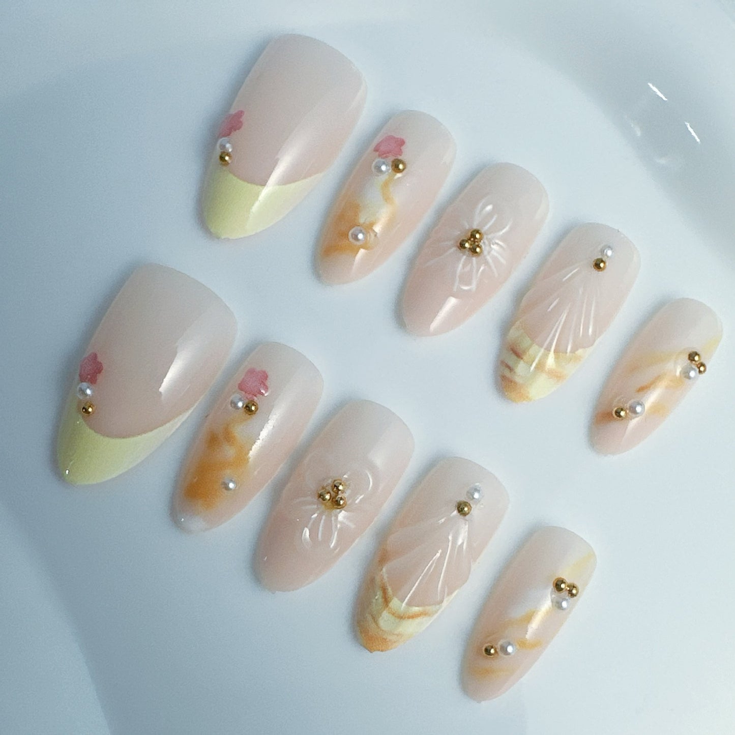 Kunstnägel mit floralen und modernen Akzenten Brehn