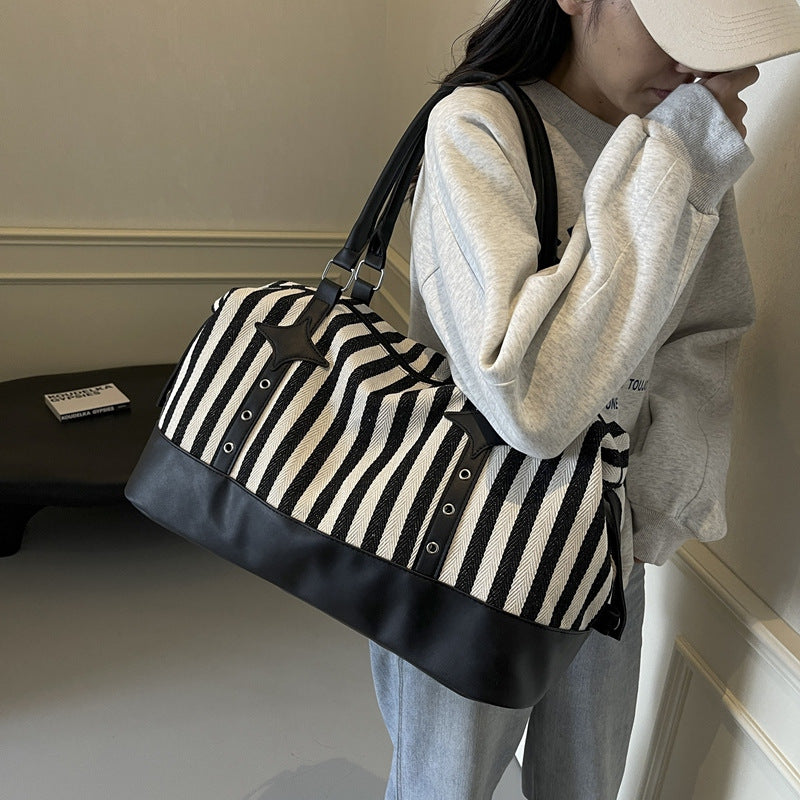 Elegante Sport-Duffel-Tasche mit Strukturiertem Obermaterial und Robusten Trageriemen Brehn