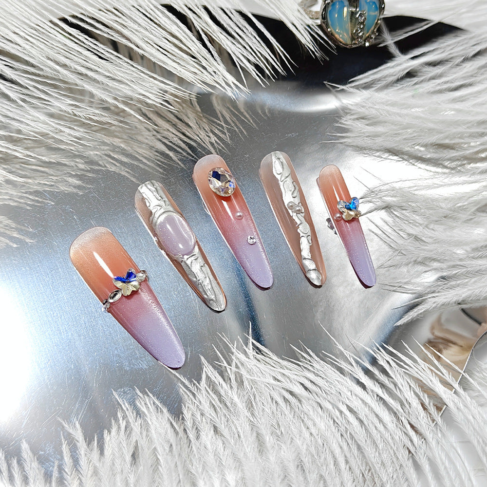 Kunstnägel mit Elegantem Ombre-Design und Schmuckakzenten Brehn