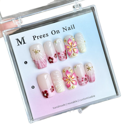 Dekoratives florales Press-On-Nagelset mit künstlerischen Akzenten