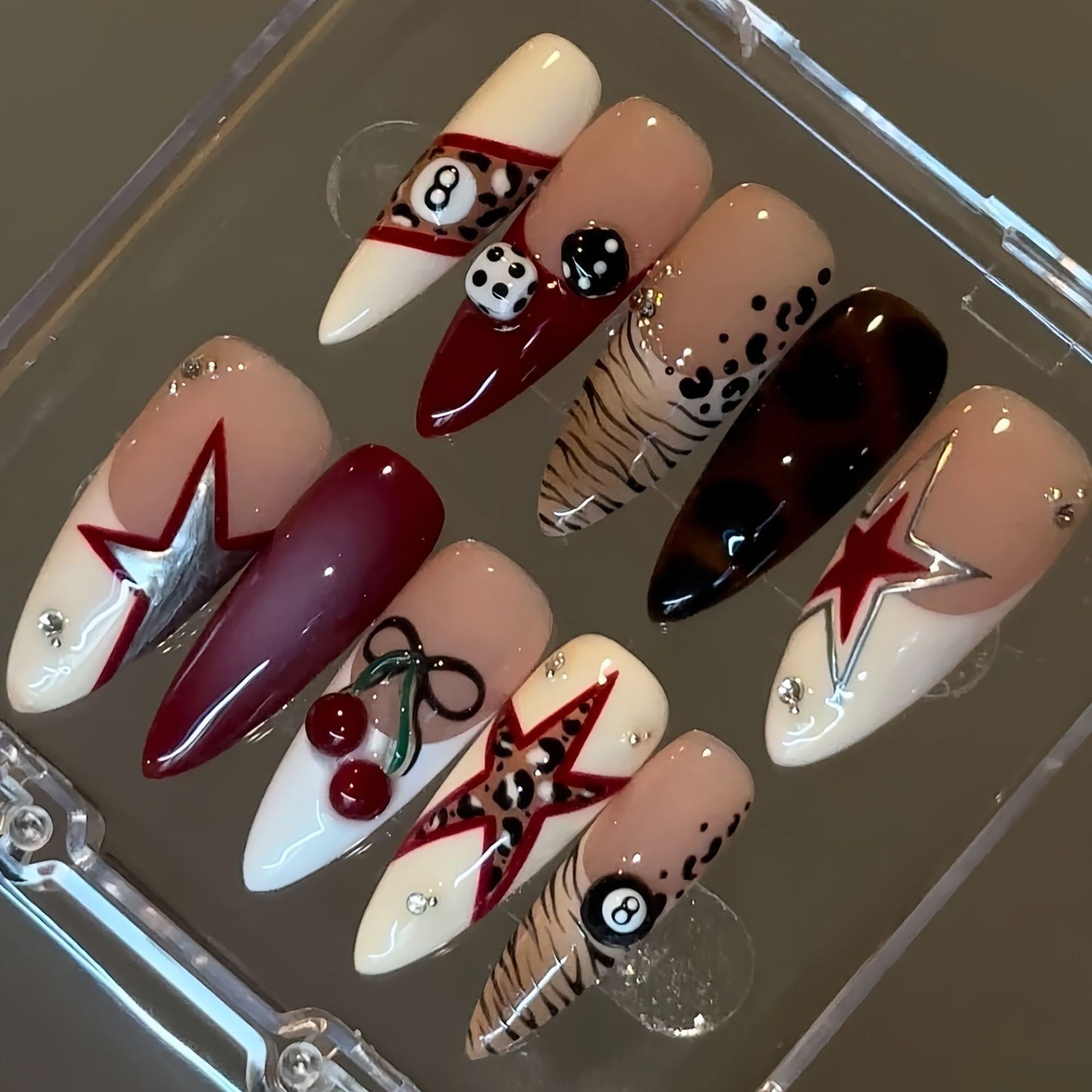 Künstlerisches Stiletto Press-On Nagelset mit einzigartigen Designs Brehn