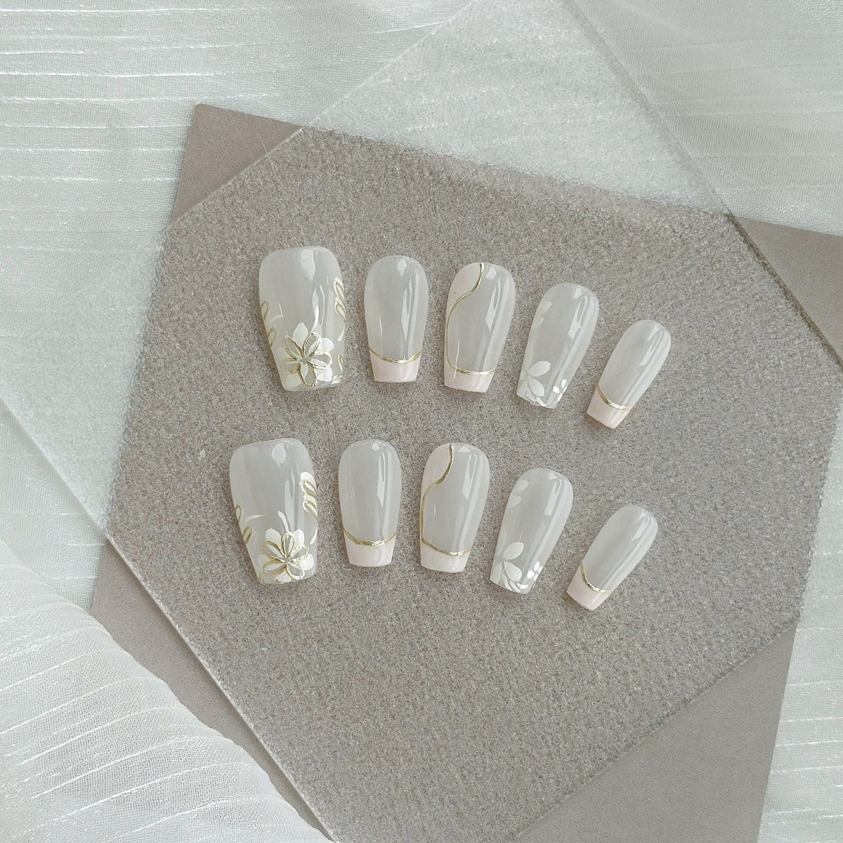 Künstlerisches Press-On Nagelkunstset mit Herz- und himmlischen Designs