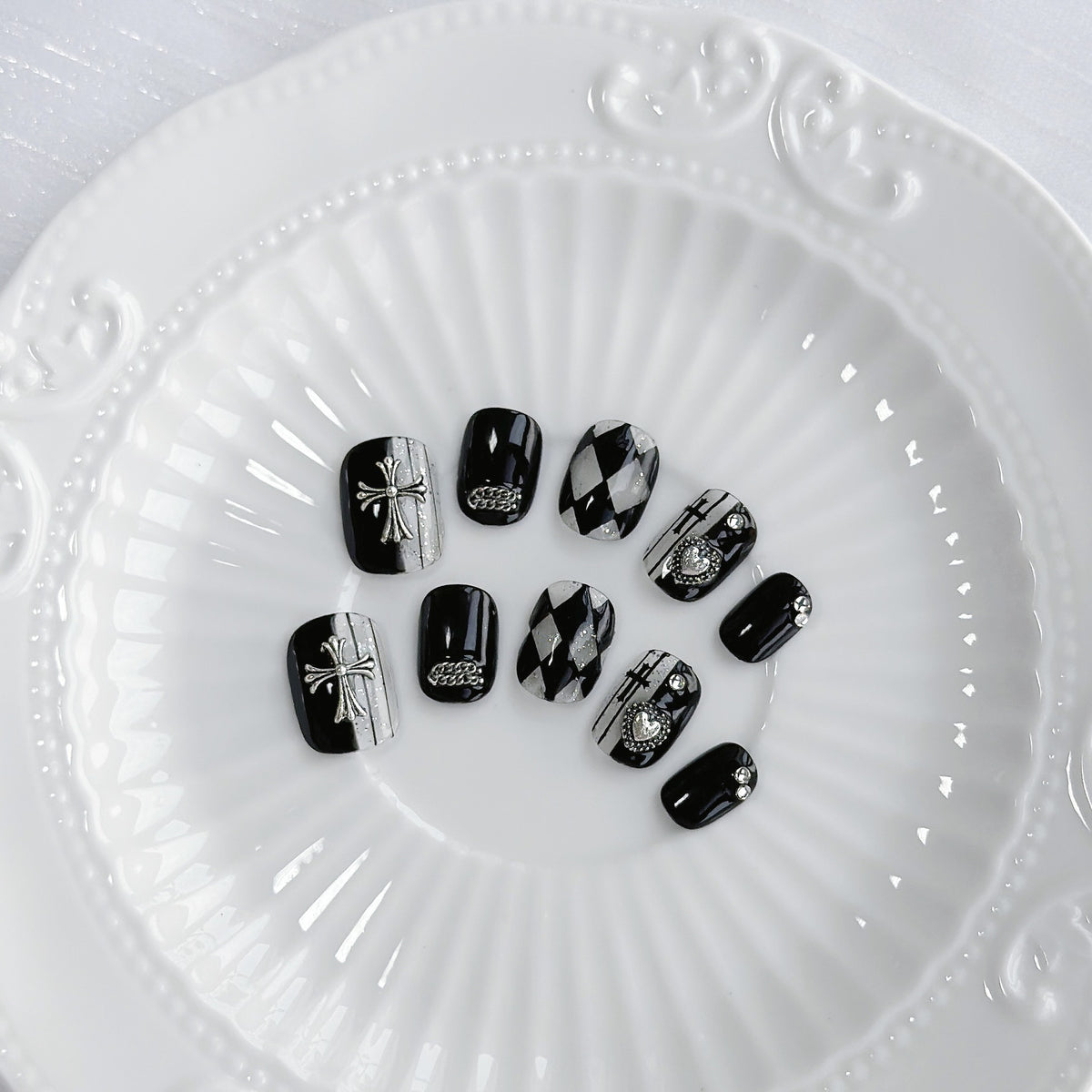 Künstlerisches Press-On-Nail-Set mit Gothic-Motiven
