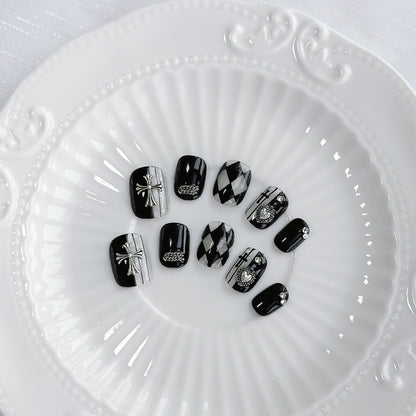 Künstlerisches Press-On-Nail-Set mit Gothic-Motiven