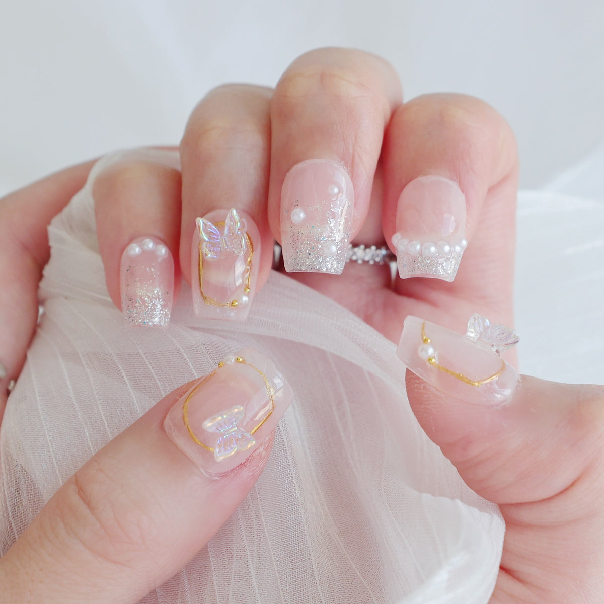 Künstlerisches Press-On Nagelkunstset mit Herz- und himmlischen Designs
