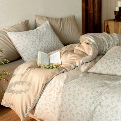 Duvetbezug-Garnitur aus Baumwoll‑Renforcé mit feinem Toile‑Blumenmuster und extraweichem Jersey‑Spannbettlaken
