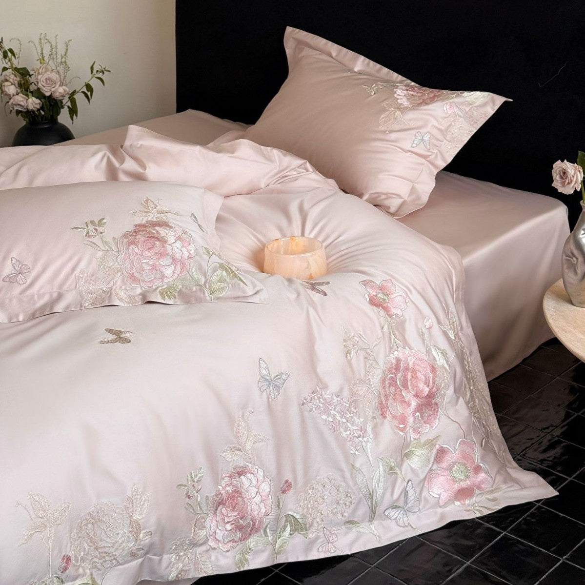 Satin-Bettbezuggarnitur mit floraler Stickereiborte und seidenweichem Finish