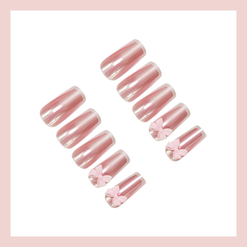 Kunstnagelset mit stilvollen Schleifen und eleganten French-Spitzen Brehn