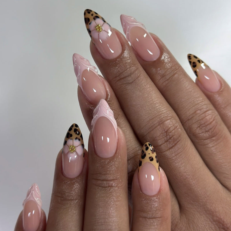 Kunstvolle Stiletto-Nägel mit floralem Leopardenmuster Brehn