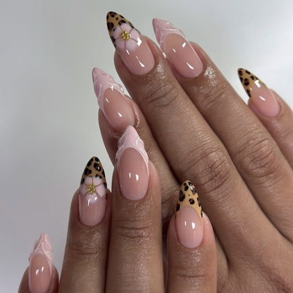 Kunstvolle Stiletto-Nägel mit floralem Leopardenmuster Brehn