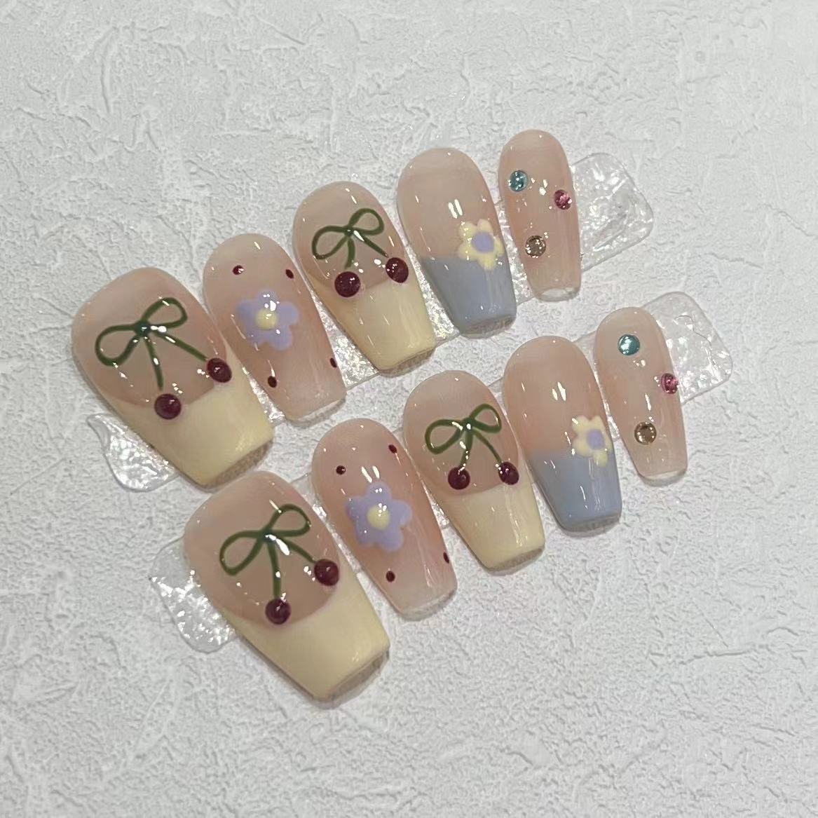 Charmantes dekoratives Press-On-Nagelset mit Kirsch- und Blumendesigns Brehn
