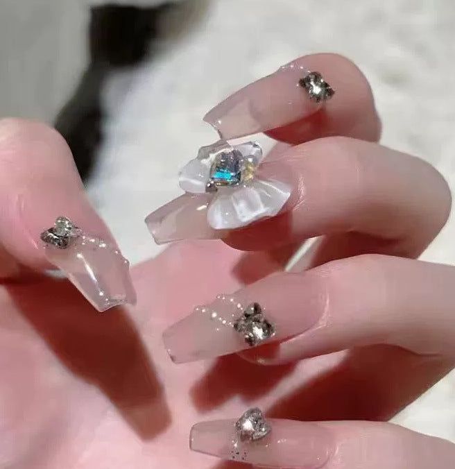 Elegantes Nageldesign mit Perlenverzierung Brehn