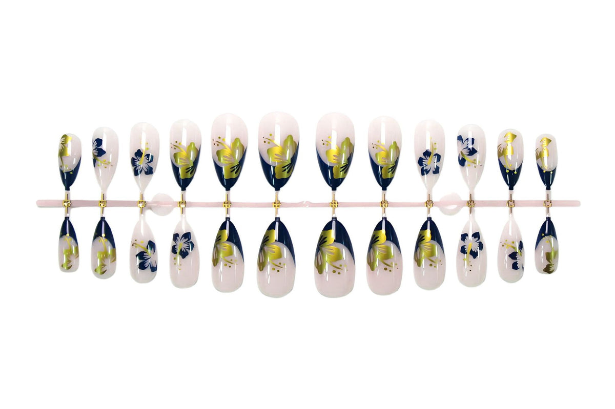 Kunstnagelset mit einzigartigen Blüten- und Goldverzierungen Brehn