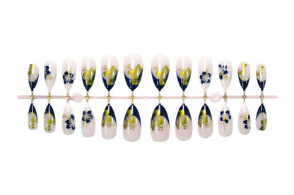 Kunstnagelset mit einzigartigen Blüten- und Goldverzierungen Brehn