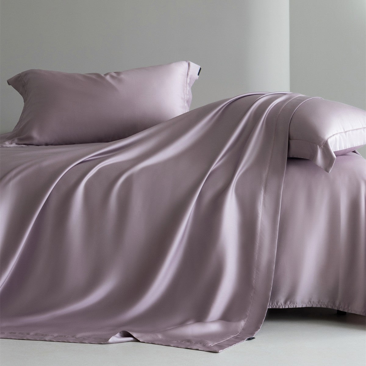 Luxuriöses Seidenglatte Kühl-Duvet-Bezug-Set mit tiefem Rock und Umschlagkissenbezügen