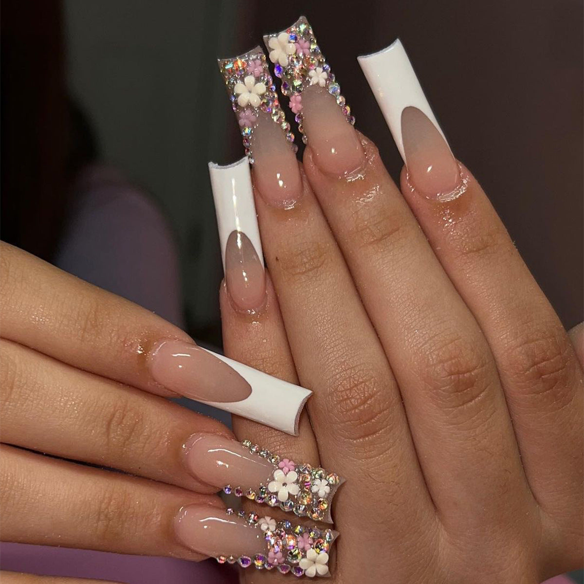 Kunstvolle Nagelverlängerungen mit Glitzer- und Blumendekor Brehn