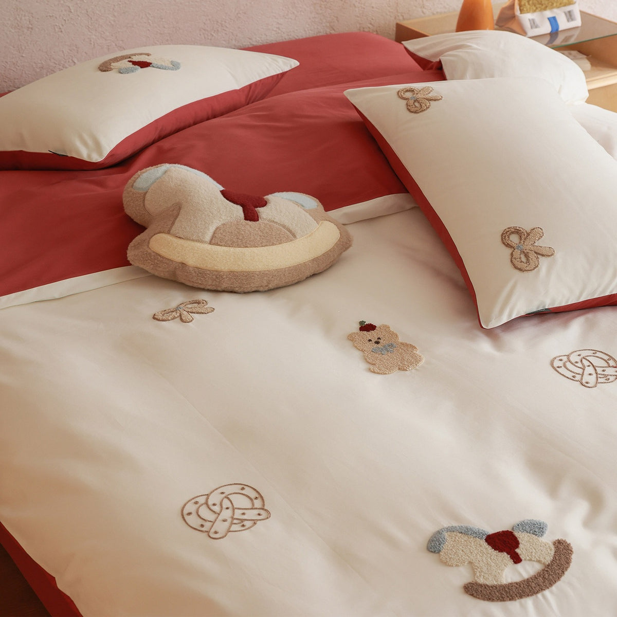 Wendbare Bettwäsche-Garnitur mit gestickten Teddy-Applikationen