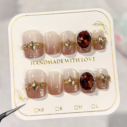 Künstliche Nagelkunst mit Glitzer- und Schmuckverzierungen Brehn