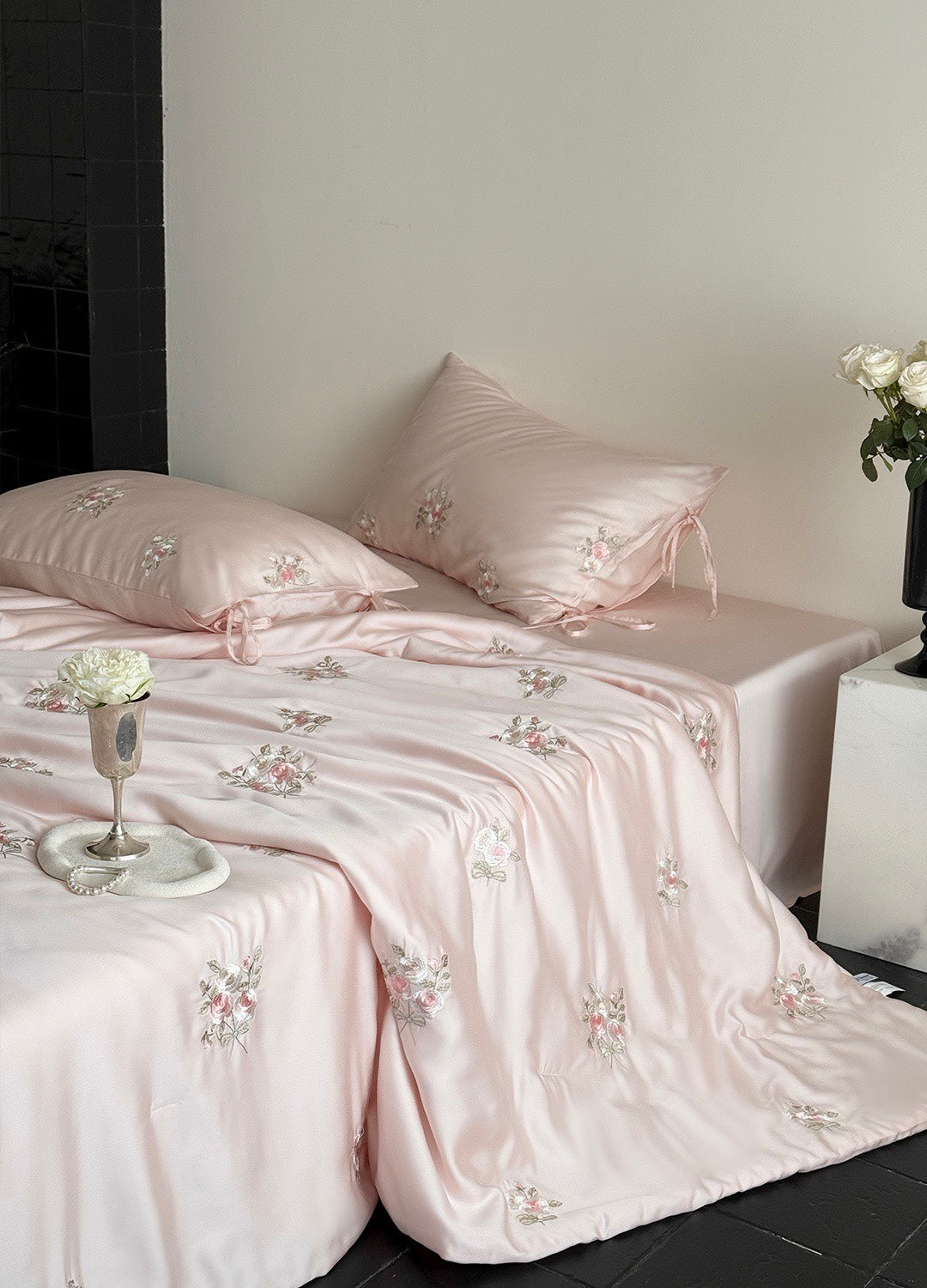 Luxuriöses Satin-Bettwäsche-Set mit zarter Rosenstickerei Brehn